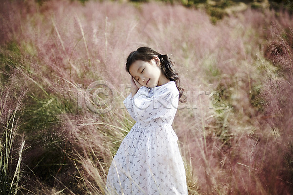 귀여움 소녀한명만 어린이 여자 한국인 한명 JPG 앞모습 포토 꽃밭 눈감음 상반신 서기 야외 어린이라이프 주간