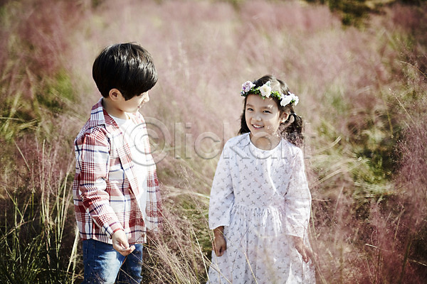 귀여움 남자 두명 어린이 어린이만 여자 한국인 JPG 앞모습 옆모습 포토 꽃밭 미소(표정) 상반신 서기 야외 어린이라이프 주간 짝꿍 화관