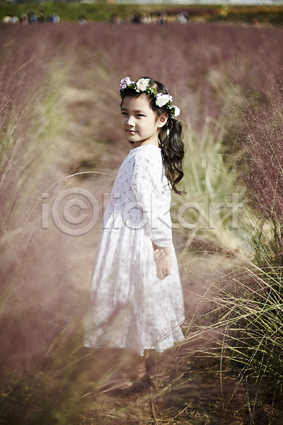 귀여움 소녀한명만 어린이 여자 한국인 한명 JPG 뒷모습 포토 꽃밭 뒤돌아보기 미소(표정) 서기 야외 어린이라이프 전신 주간 화관