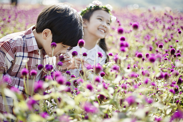 귀여움 남자 두명 어린이 어린이만 여자 한국인 JPG 옆모습 포토 꽃구경 꽃밭 미소(표정) 상반신 야외 어린이라이프 주간 짝꿍