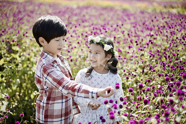 귀여움 남자 두명 어린이 어린이만 여자 한국인 JPG 앞모습 옆모습 포토 꽃구경 꽃밭 미소(표정) 상반신 서기 야외 어린이라이프 주간 짝꿍 화관