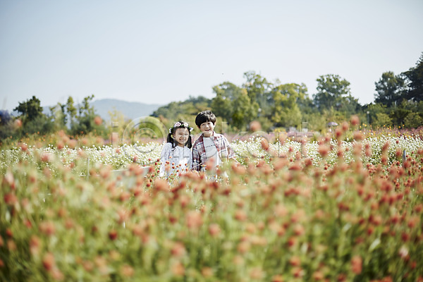귀여움 남자 두명 어린이 어린이만 여자 한국인 JPG 앞모습 포토 걷기 꽃구경 꽃밭 미소(표정) 상반신 야외 어린이라이프 주간 짝꿍
