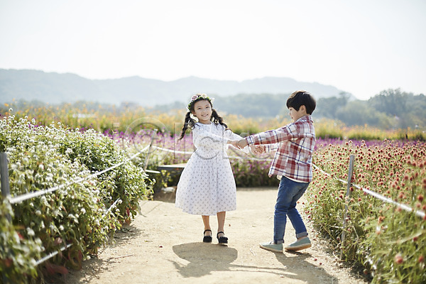 귀여움 남자 두명 어린이 어린이만 여자 한국인 JPG 앞모습 옆모습 포토 걷기 꽃밭 미소(표정) 손잡기 야외 어린이라이프 전신 주간 짝꿍