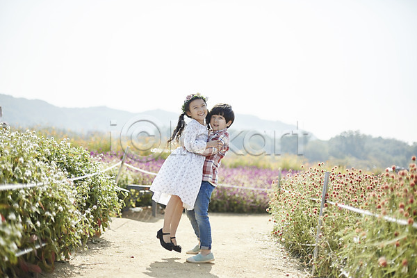 귀여움 남자 두명 어린이 어린이만 여자 한국인 JPG 옆모습 포토 꽃밭 들기 미소(표정) 서기 야외 어린이라이프 전신 주간 짝꿍