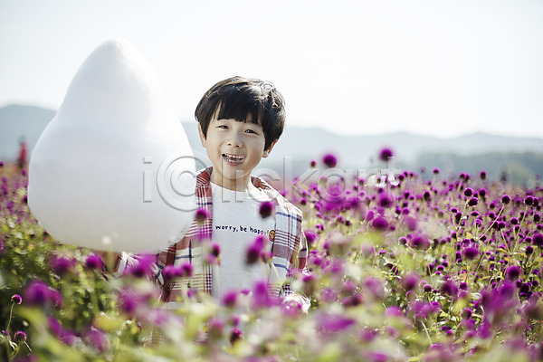 귀여움 남자 소년한명만 어린이 한국인 한명 JPG 앞모습 포토 꽃밭 미소(표정) 상반신 서기 솜사탕 야외 어린이라이프 주간