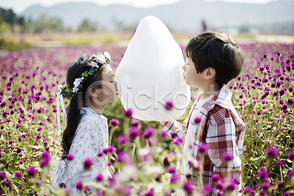 귀여움 남자 두명 어린이 어린이만 여자 한국인 JPG 옆모습 포토 꽃밭 눈감음 상반신 서기 솜사탕 야외 어린이라이프 주간 짝꿍