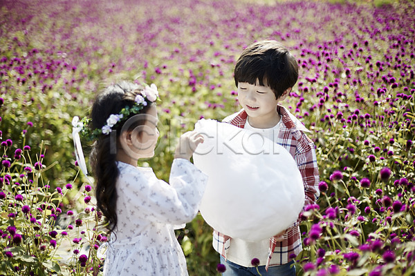 귀여움 남자 두명 어린이 어린이만 여자 한국인 JPG 앞모습 옆모습 포토 꽃밭 미소(표정) 상반신 서기 솜사탕 야외 어린이라이프 주간 짝꿍