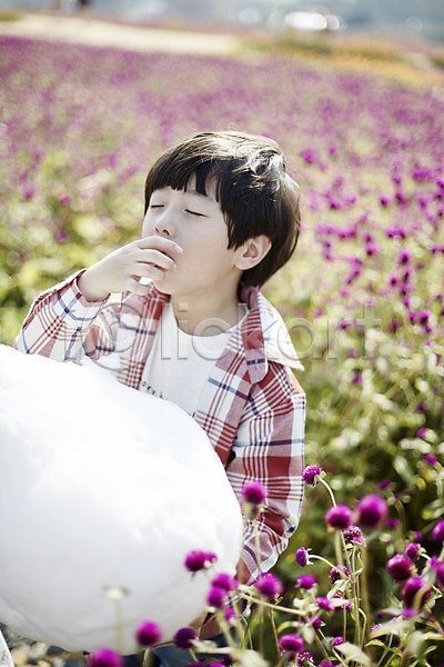 귀여움 남자 소년한명만 어린이 한국인 한명 JPG 앞모습 포토 꽃밭 눈감음 먹기 상반신 서기 솜사탕 야외 어린이라이프 주간