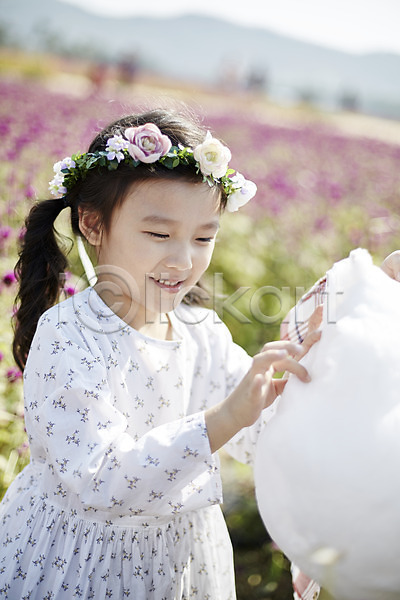 귀여움 소녀한명만 어린이 여자 한국인 한명 JPG 앞모습 포토 꽃밭 미소(표정) 상반신 서기 솜사탕 야외 어린이라이프 주간 화관