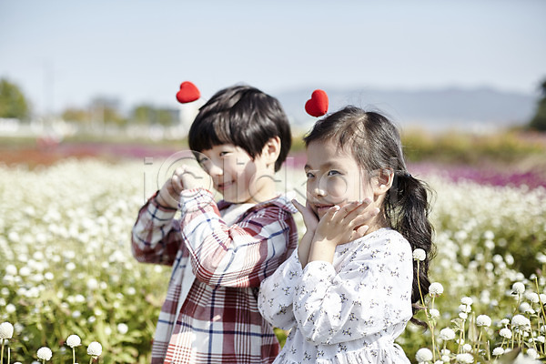 귀여움 남자 두명 어린이 어린이만 여자 한국인 JPG 앞모습 포토 꽃받침 꽃밭 머리핀 미소(표정) 상반신 서기 애교 야외 어린이라이프 주간 짝꿍 하트