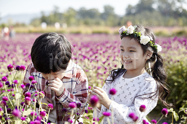 귀여움 남자 두명 어린이 어린이만 여자 한국인 JPG 앞모습 포토 꽃구경 꽃밭 미소(표정) 상반신 서기 야외 어린이라이프 주간 짝꿍 향기 화관