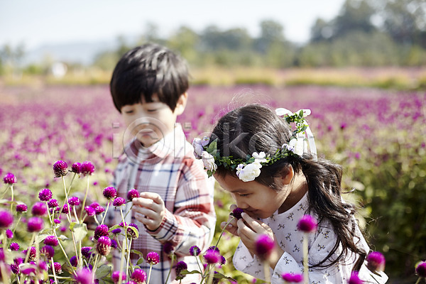 귀여움 남자 두명 어린이 어린이만 여자 한국인 JPG 앞모습 포토 꽃구경 꽃밭 미소(표정) 상반신 서기 야외 어린이라이프 주간 짝꿍 향기 화관