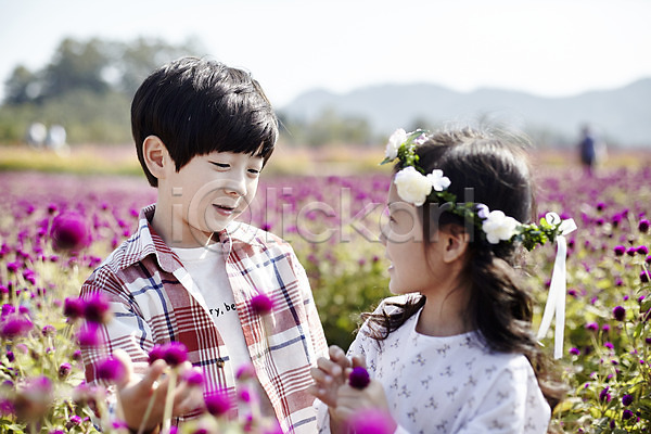 귀여움 남자 두명 어린이 어린이만 여자 한국인 JPG 앞모습 포토 꽃 꽃밭 마주보기 미소(표정) 상반신 야외 어린이라이프 주간 짝꿍 화관