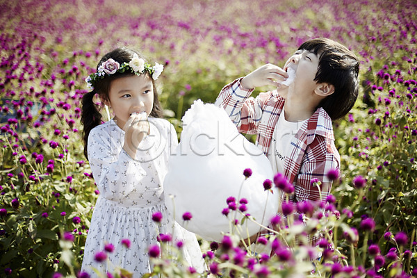 귀여움 남자 두명 어린이 어린이만 여자 한국인 JPG 앞모습 포토 꽃밭 먹기 상반신 서기 솜사탕 야외 어린이라이프 주간 짝꿍
