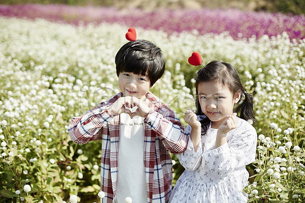 귀여움 남자 두명 어린이 어린이만 여자 한국인 JPG 앞모습 포토 꽃밭 머리핀 미소(표정) 상반신 서기 손하트 애교 야외 어린이라이프 주간 짝꿍 하트