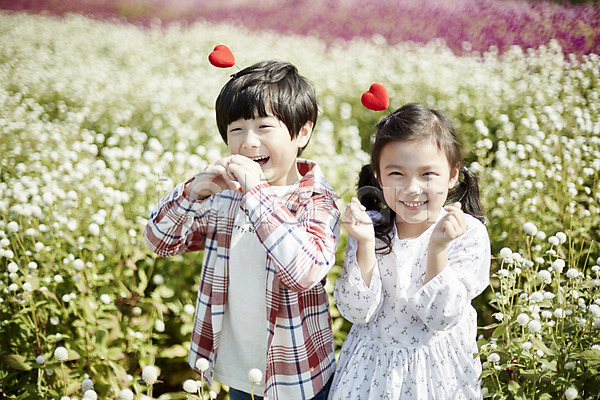 귀여움 남자 두명 어린이 어린이만 여자 한국인 JPG 앞모습 포토 꽃밭 머리핀 미소(표정) 상반신 서기 손하트 애교 야외 어린이라이프 주간 짝꿍 하트