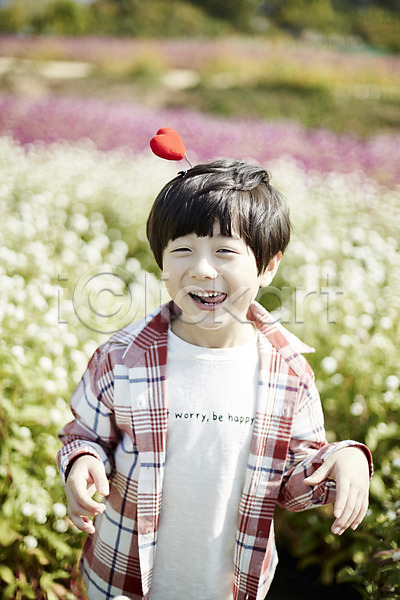 귀여움 남자 소년한명만 어린이 한국인 한명 JPG 앞모습 포토 꽃밭 머리핀 미소(표정) 상반신 서기 야외 어린이라이프 주간 하트