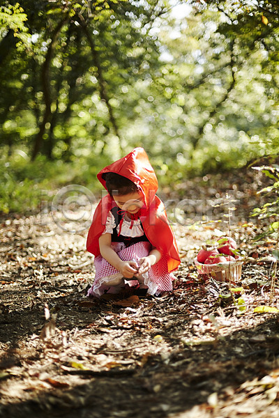 귀여움 소녀한명만 어린이 여자 한국인 한명 JPG 앞모습 포토 도토리 분장 빨간망토 사과 숲속 앉기 야외 어린이라이프 역할놀이 전신 주간 코스프레