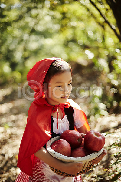 귀여움 소녀한명만 어린이 여자 한국인 한명 JPG 앞모습 포토 걷기 들기 분장 빨간망토 사과 사과바구니 상반신 숲속 야외 어린이라이프 역할놀이 주간 코스프레