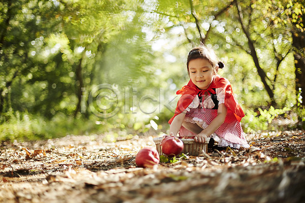 귀여움 소녀한명만 어린이 여자 한국인 한명 JPG 앞모습 포토 담기 미소(표정) 분장 빨간망토 사과 사과바구니 숲속 앉기 야외 어린이라이프 역할놀이 응시 전신 주간 코스프레