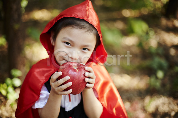 귀여움 소녀한명만 어린이 여자 한국인 한명 JPG 앞모습 포토 들기 분장 빨간망토 사과 상반신 서기 숲속 야외 어린이라이프 역할놀이 주간 코스프레