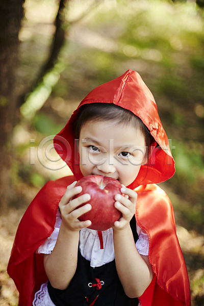 귀여움 소녀한명만 어린이 여자 한국인 한명 JPG 앞모습 포토 들기 분장 빨간망토 사과 상반신 서기 숲속 야외 어린이라이프 역할놀이 주간 코스프레
