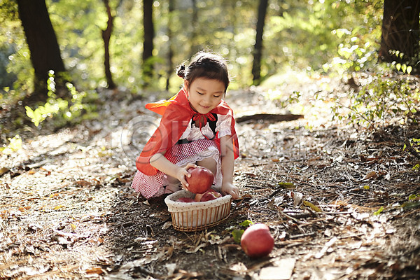 귀여움 소녀한명만 어린이 여자 한국인 한명 JPG 앞모습 포토 담기 분장 빨간망토 사과 사과바구니 숲속 앉기 야외 어린이라이프 역할놀이 전신 주간 코스프레