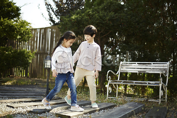 다정 남자 두명 어린이 어린이만 여자 한국인 JPG 앞모습 포토 걷기 공원 벤치 손잡기 야외 어린이라이프 전신 주간 짝꿍