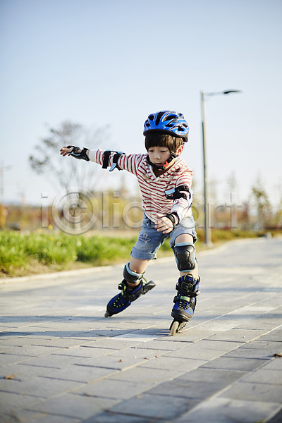 즐거움 남자 소년한명만 어린이 한국인 한명 JPG 앞모습 포토 공원 롤러블레이드 서기 야외 어린이라이프 전신 주간