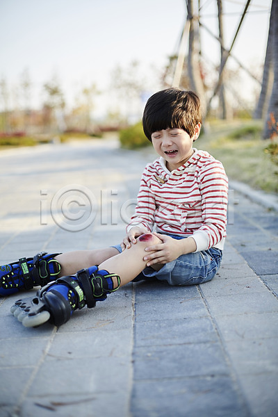 고통 슬픔 남자 소년한명만 어린이 한국인 한명 JPG 앞모습 포토 공원 넘어짐 롤러블레이드 야외 어린이라이프 울음 전신 주간
