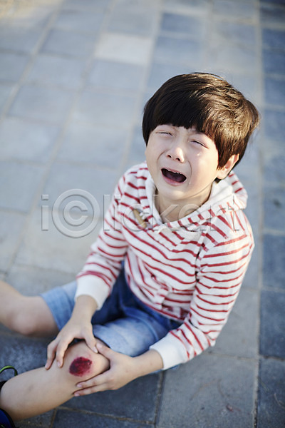 고통 슬픔 남자 소년한명만 어린이 한국인 한명 JPG 앞모습 포토 공원 넘어짐 롤러블레이드 상반신 야외 어린이라이프 울음 주간