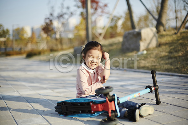 즐거움 소녀한명만 어린이 여자 한국인 한명 JPG 앞모습 포토 공원 넘어짐 미소(표정) 상처 야외 어린이라이프 전신 주간 퀵보드