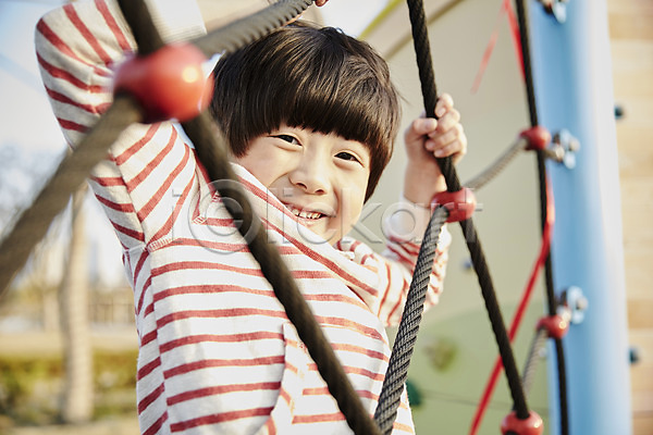 즐거움 남자 소년한명만 어린이 한국인 한명 JPG 앞모습 포토 공원 놀기 놀이터 미소(표정) 상반신 야외 어린이라이프 오르기 주간