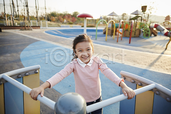 즐거움 소녀한명만 어린이 여자 한국인 한명 JPG 앞모습 포토 공원 놀기 놀이터 미소(표정) 상반신 서기 야외 어린이라이프 주간