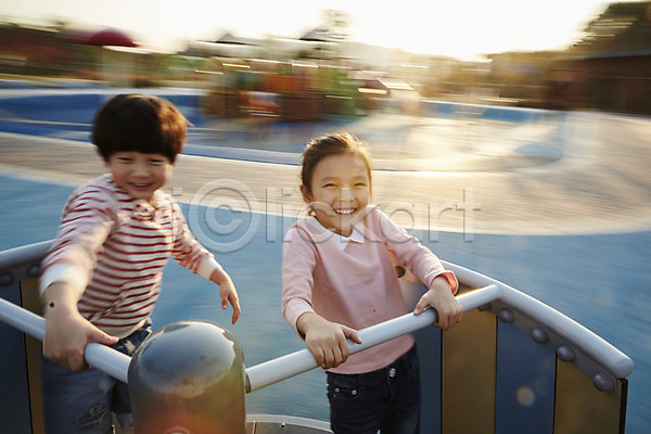 즐거움 남자 두명 어린이 어린이만 여자 한국인 JPG 앞모습 포토 공원 놀이터 돌리기 미소(표정) 상반신 야외 어린이라이프 주간 짝꿍