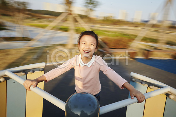 즐거움 소녀한명만 어린이 여자 한국인 한명 JPG 앞모습 포토 공원 놀이터 돌리기 미소(표정) 상반신 야외 어린이라이프 주간