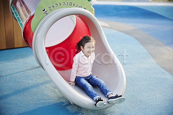 즐거움 소녀한명만 어린이 여자 한국인 한명 JPG 앞모습 포토 공원 놀기 놀이터 미끄럼틀 미소(표정) 앉기 야외 어린이라이프 전신 주간