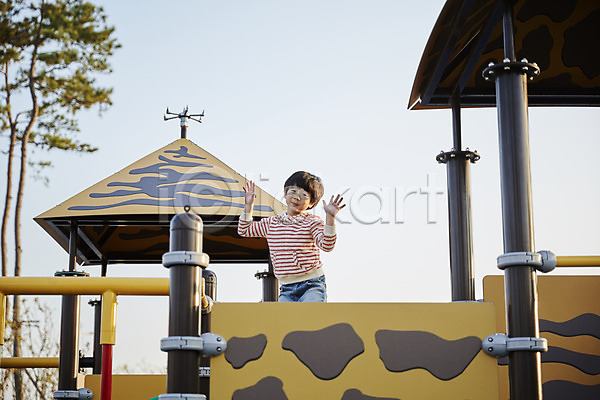 즐거움 남자 소년한명만 어린이 한국인 한명 JPG 앞모습 포토 공원 놀기 놀이터 미소(표정) 상반신 서기 손인사 야외 어린이라이프 주간