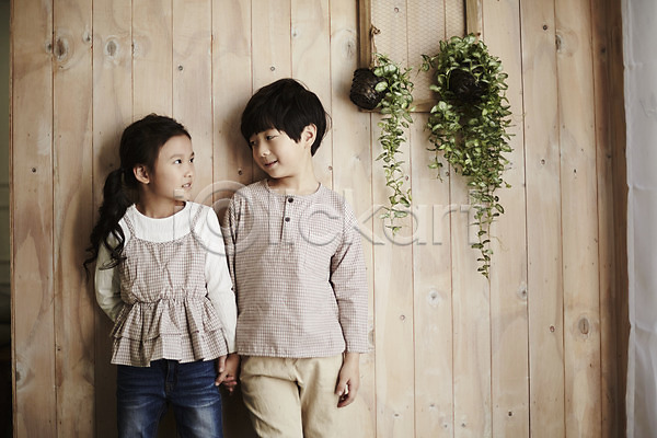 귀여움 남자 두명 어린이 어린이만 여자 한국인 JPG 앞모습 포토 마주보기 미소(표정) 상반신 서기 실내 어린이라이프 짝꿍