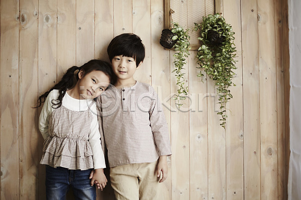귀여움 남자 두명 어린이 어린이만 여자 한국인 JPG 앞모습 포토 기댐 미소(표정) 상반신 서기 실내 어린이라이프 짝꿍