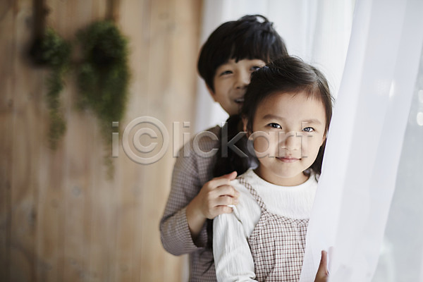 귀여움 남자 두명 어린이 어린이만 여자 한국인 JPG 앞모습 포토 미소(표정) 상반신 서기 실내 어깨에손 어린이라이프 짝꿍 커튼