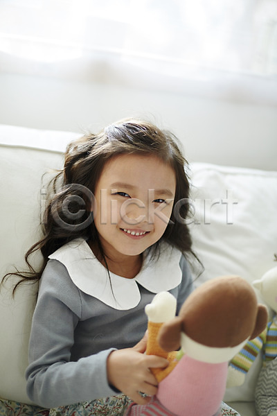 즐거움 소녀한명만 어린이 여자 한국인 한명 JPG 앞모습 포토 미소(표정) 상반신 실내 앉기 어린이라이프 인형 인형놀이