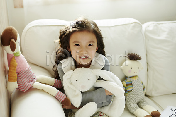 즐거움 소녀한명만 어린이 여자 한국인 한명 JPG 앞모습 포토 미소(표정) 상반신 소파 실내 앉기 어린이라이프 인형 인형놀이