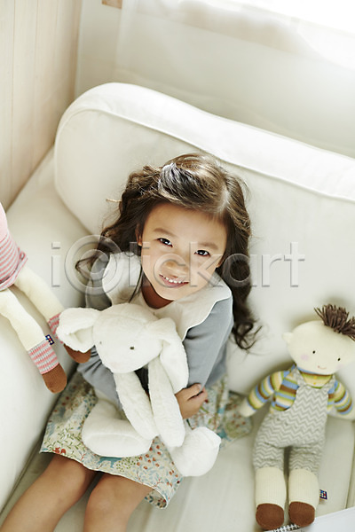 즐거움 소녀한명만 어린이 여자 한국인 한명 JPG 앞모습 포토 하이앵글 미소(표정) 상반신 실내 앉기 어린이라이프 인형 인형놀이 포옹