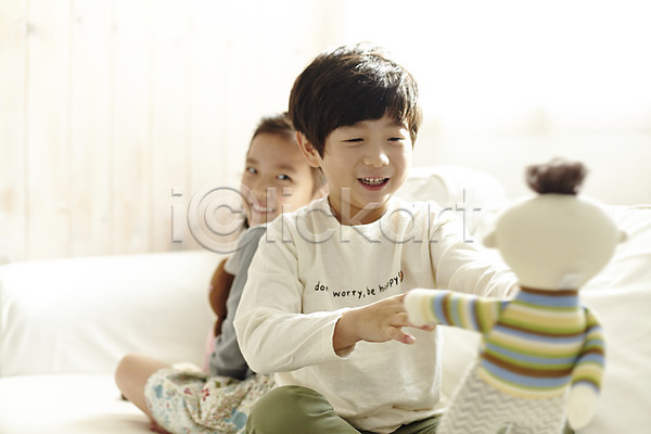 즐거움 남자 두명 어린이 어린이만 여자 한국인 JPG 뒷모습 앞모습 포토 등맞대기 미소(표정) 상반신 실내 어린이라이프 인형 인형놀이 짝꿍