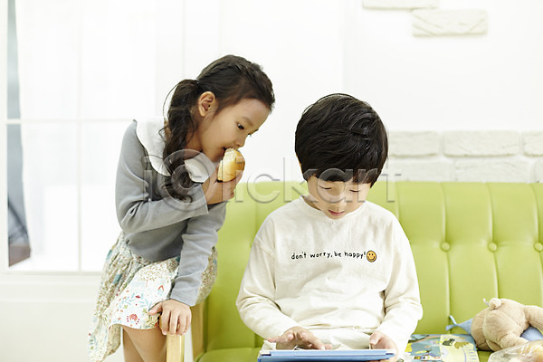 즐거움 남자 두명 어린이 어린이만 여자 한국인 JPG 앞모습 포토 빵 상반신 서기 실내 앉기 어린이라이프 인형 짝꿍 태블릿