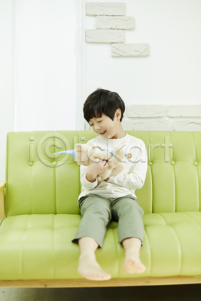 즐거움 남자 소년한명만 어린이 한국인 한명 JPG 앞모습 포토 미소(표정) 소파 실내 앉기 어린이라이프 인형 인형놀이 전신