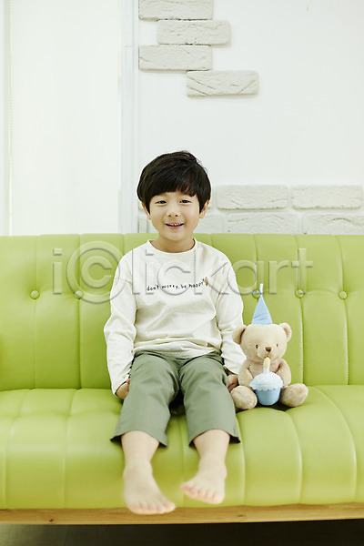 즐거움 남자 소년한명만 어린이 한국인 한명 JPG 앞모습 포토 미소(표정) 소파 실내 앉기 어린이라이프 인형 인형놀이 전신