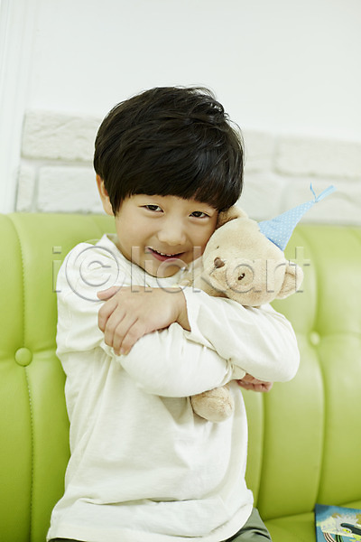 즐거움 남자 소년한명만 어린이 한국인 한명 JPG 앞모습 포토 들기 미소(표정) 상반신 실내 안기 어린이라이프 인형 인형놀이