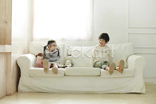 즐거움 남자 두명 어린이 어린이만 여자 한국인 JPG 앞모습 포토 소파 실내 앉기 어린이라이프 인형 인형놀이 전신 짝꿍